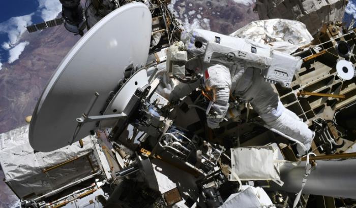 Image fournie par l'ESA, prise le 25 août 2026, de l'astronaute française Sophie Adenot lors d'une sortie dans l'espace pour des réparations sur l'ISS