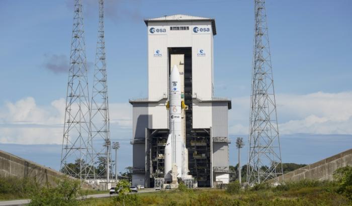La fusée Ariane 6 sur son pas de tir au centre spatial de Kourou, avant son décolage, le 4 novembre 2025 en Guyane