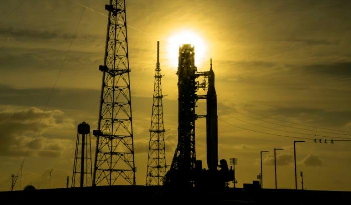 Wenige Stunden vor dem geplanten Start der bemannten Mond-Mission Artemis 2 hat die Nasa mit der Betankung der Trägerrakete begonnen.