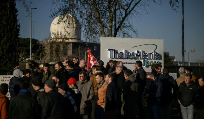 Les membres de l'intersyndicale Thales Alenia Space (TAS) manifestent devant le campus de l'entreprise après des négociations salariales annuelles difficiles, le 6 février 2025 à Toulouse