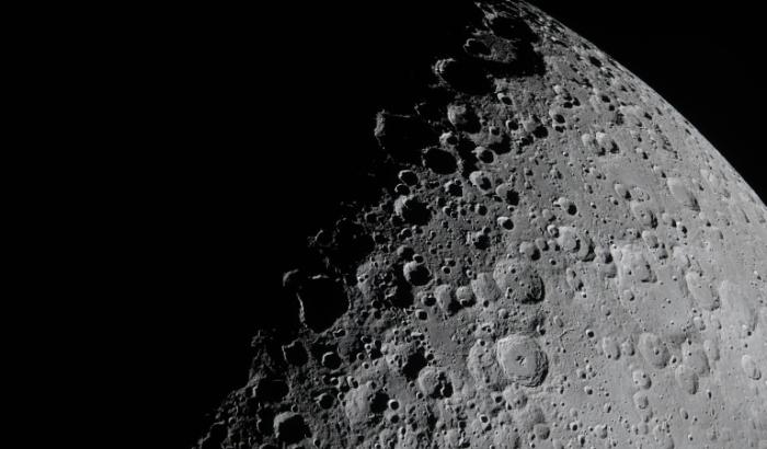 Cette image diffusée le 7 avril 2026 par la NASA montre une portion de la Lune apparaissant au niveau du terminateur – la limite entre le jour et la nuit lunaires – depuis le vaisseau spatial Orion le 6 avril 2026