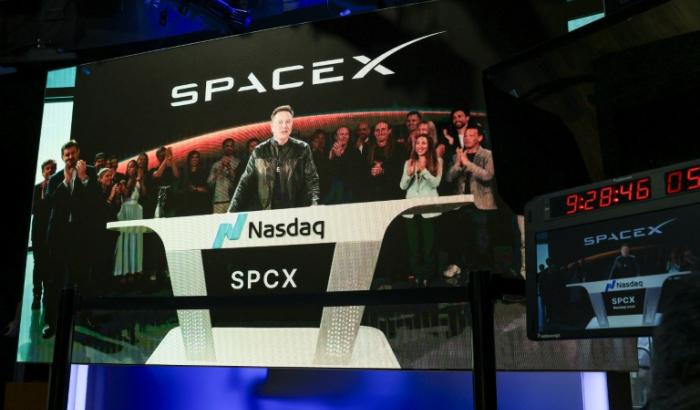 Der US-Raumfahrtkonzern SpaceX hat mit seinem Börsengang alle bisherigen in den Schatten gestellt und Unternehmenschef Elon Musk zum ersten Billionär der Welt gemacht.