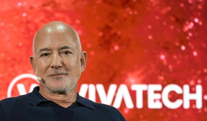 Le fondateur d'Amazon et de Blue Origin, l'Américain Jeff Bezos, sur la scène du salon Vivatech à Paris le 17 juin 2026