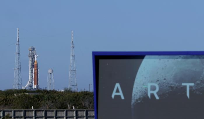 La fusée lunaire SLS et le vaisseau spatial Orion, intégrés pour la mission Artemis 2, sur le pas de tir 39B du Centre spatial Kennedy à Cap Canaveral, en Floride, le 3 février 2026