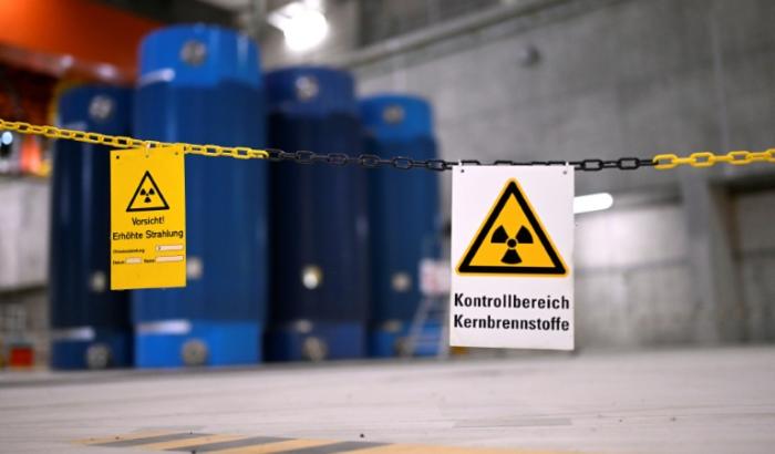 Der zweite Castortransport durch Nordrhein-Westfalen von Jülich bei Aachen nach Ahaus in Münsterland ist ohne besondere Zwischenfälle verlaufen. Der Konvoi erreichte gegen 3.38 Uhr das Brennelemente-Zwischenlager Ahaus.