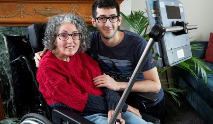 Cette photo fournie par Smartbox Assistive Technology montre Sarah Ezekiel et son fils Eric chez eux à Hendon, au nord de Londres, le 16 août 2025.