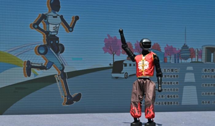 Un robot après avoir participé au premier semi-marathon des robots humanoïdes, le 19a vril 2025 à Pékin