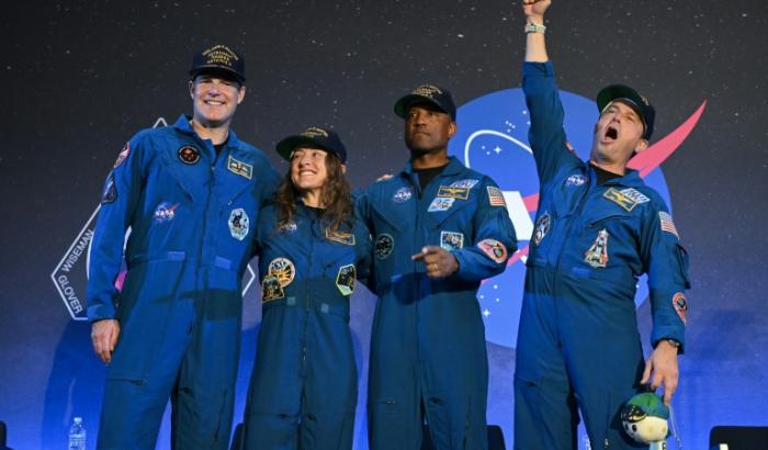 Wie ein "Rettungsboot im Universum": Nach ihrer Rückkehr haben die Astronauten der Mondmission Artemis 2 die Menschheit zum Zusammenhalt aufgerufen. Die Crew war am Vortag nach rund zehn Tagen im All und ihrer historischen Mond-Umrundung auf die Erde zurückgekehrt.