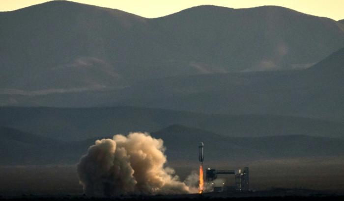 Zwei Deutsche fliegen demnächst mit einer Rakete von Amazon-Gründer Jeff Bezos ins All. Die Raumfahrtingenieure Michaela Benthaus und Hans Königsmann sind Teil der sechsköpfigen Besatzung der "New Shepard"-Rakete.