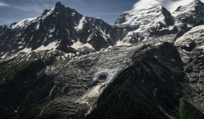 Un trou apparu dans le glacier des Bossons sur le massif du Mont-Blanc à Chamonix en Haute-Savoie le 17 juin 2026