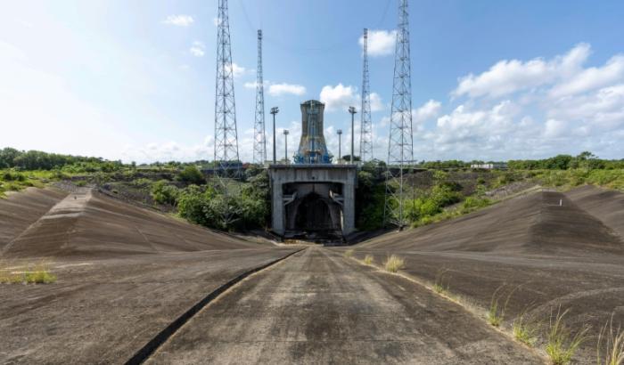 L'entrée d'un ancien site de lancement de fusées à Kourou, en Guyane française, le 13 février 2026
