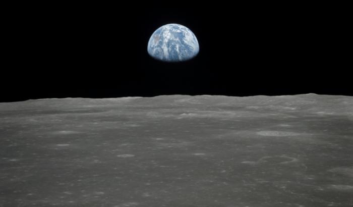 Photo de la Nasa datant de juillet 1969, obtenue le 16 juillet 2019, montrant une vue de la Terre se levant au-dessus de l'horizon lunaire, prise depuis le vaisseau spatial Apollo 11