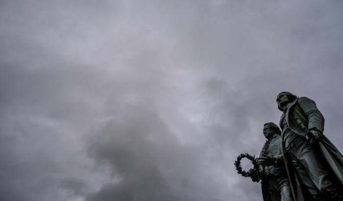 Rund 200 Jahre nach dem Tod Johann Wolfgang von Goethes haben Forscher eine gut erhaltene Ameise in dessen Bernsteinsammlung entdeckt. Wie die Universität Jena mitteilte, fanden Biologen in einem der Stücke das rund 40 Millionen Jahre alte Fossil.