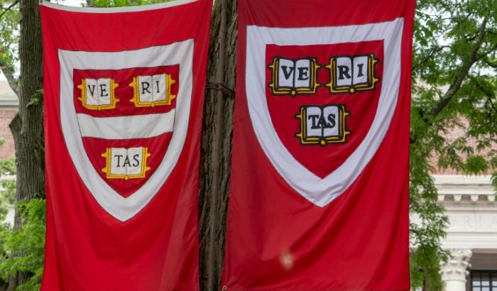 Eine US-Bundesrichterin hat die von US-Präsident Trump verkündeten Einreiseverbote für neue ausländische Studenten der Eliteuniversität Harvard weiter blockiert. Richterin Allison Burroughs verlängerte die Aussetzung per einstweiliger Verfügung.
