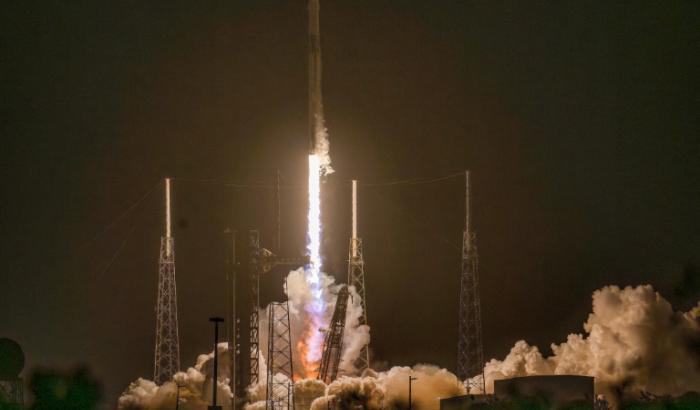 Une fusée Falcon 9 de SpaceX, transportant le vaisseau spatial Dragon décolle du complexe de lancement spatial 40 pour la mission Crew-12 à la base spatiale de Cap Canaveral, le 13 février 2026 en Floride