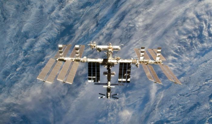 Die Internationale Raumstation ISS soll noch bis 2030 betrieben werden, danach muss sie "beerdigt" werden: Wie die US-Raumfahrtbehörde Nasa verkündete, soll der SpaceX-Konzern das Gefährt für dieses komplizierte Manöver bauen.