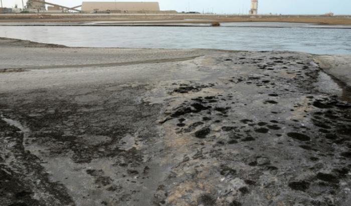 Des déchets de phosphogypse d'une usine de traitement des phosphates sur une plage à côté de l'usine de Gabès, en Tunisie, le 22 mai 2025