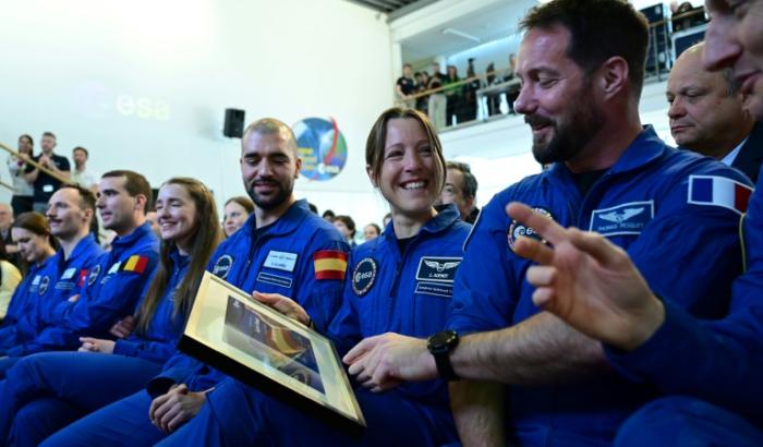 Sophie Adenot reçoit son diplôme au centre européen des astronautes à Cologne en Allemagne, au côté de Thomas Pesquet, le 22 avril 2024