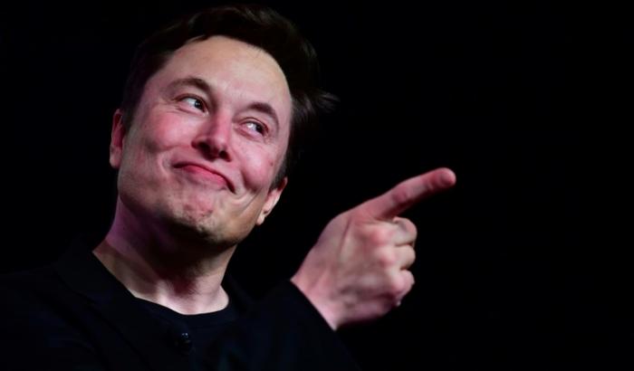Tesla- und Twitterchef Elon Musk will mit einem seiner weiteren Unternehmen noch im kommenden Jahr Tests mit Gehirn-Computerchips beginnen. Neuralink werde in sechs Monaten in der Lage sein, das Implantat in das Gehirn eines Menschen einzusetzen.