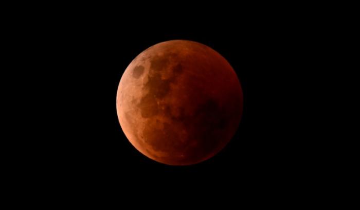 Am Sonntag gibt es eine totale Mondfinsternis. Die Finsternis sei zu großen Teilen vom deutschen Sprachraum aus zu beobachten, allerdings nicht von allen Standorten aus, erklärten das Haus der Astronomie und die Vereinigung der Sternfreunde.