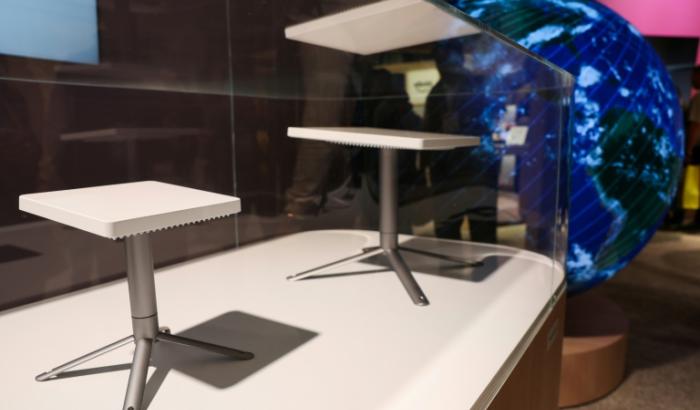 Des antennes Amazon Leo Nano et Leo Pro pour l'internet par satellite en orbite terrestre basse (LEO) présentées au salon annuel de l'électronique grand public (CES) à Las Vegas, le 7 janvier 2026 dans le Nevada