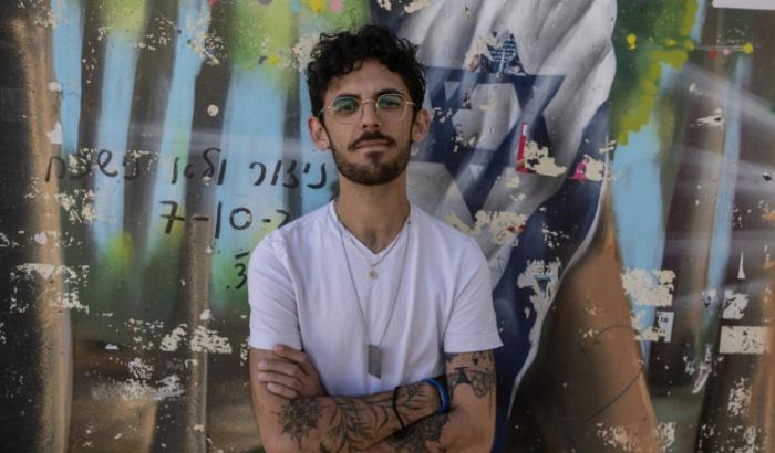 Shye Klein-Weinstein, rescapé de l'attaque sanglante du Hamas le 7 octobre 2023, au mémorial des victimes du festival Nova au kibboutz Reim, dans le sud d'Israël, le 30 mars 2025