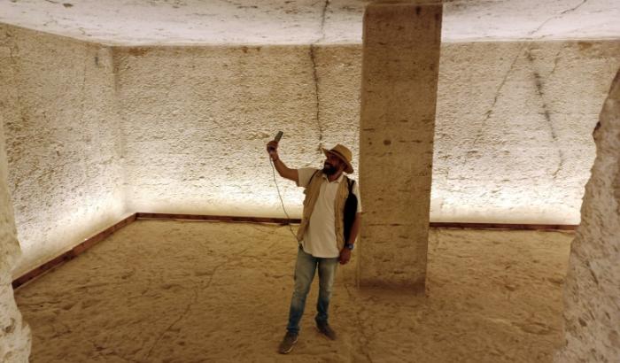 Un touriste visite le tombeau du roi Amenhotep III dans la Vallée des Rois, près de la ville de Louxor, lors de son ouverture officielle au public après des années de restauration, le 4 octobre 2025 en Egypte