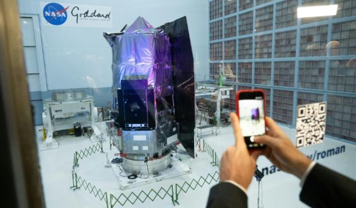 Un journaliste prenant en photo Le Nancy Grace Roman Space Telescope au centre Goddard de la Nasa à Greenbelt dans le Maryland, le 21 avril 2026