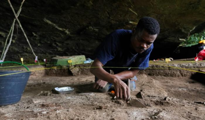 Un étudiant en archéologie fouille la grotte de Youmbidi, au Gabon, le 27 juin 2025