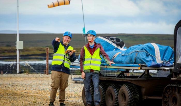 Le pilote Padraic Doherty, assisté par Jacob Hamilton, stagiaire, prépare le lancement d'un cerf-volant qui produit de l'électricité, à Bangor Erris, en Irlande, le 18 juillet 2025