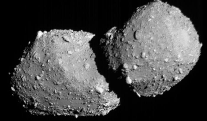Cette image fournie par l’Agence d’exploration aérospatiale du Japon (JAXA), prise le 5 juillet 2026 et diffusée par Jiji Press le 6 juillet 2026, montre une vue de l’astéroïde Torifune lors du survol par la sonde spatiale Hayabusa2