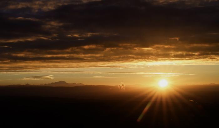 Le mont Blanc apparaît au-dessus des nuages au lever du soleil le 13 octobre 2026