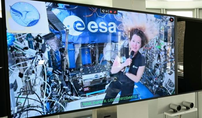 Un échange vidéo entre l'astronaute Sophie Adenot à bord de la Station spatiale internationale (ISS) et des journalistes, le 2 septembre 2026, à Paris