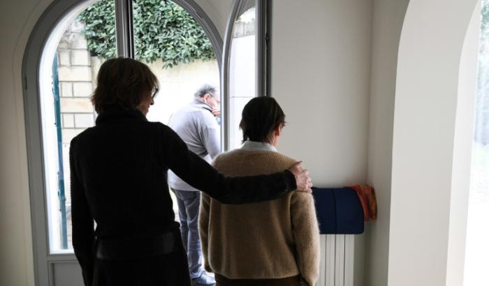 Une aide-soignante aide une résidente âgée, atteinte d'Alzheimer, dans une maison à L'Hay-les-Roses, en banlieue parisienne, le 17 février 2022