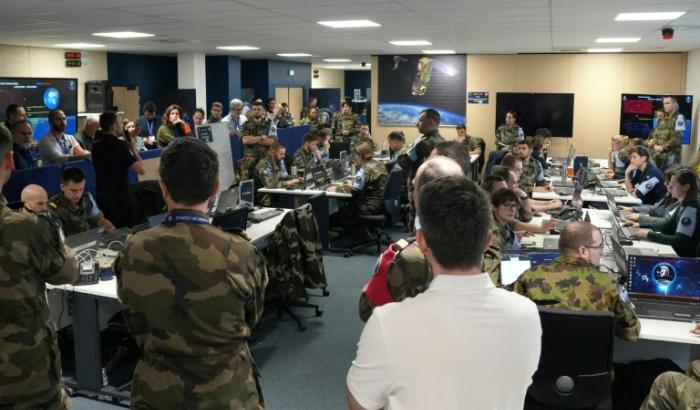 Des militaires participent à l'exercice SparteX 2026 au CNES (Centre National d'Études Spatiales) à Toulouse, le 18 février 2026