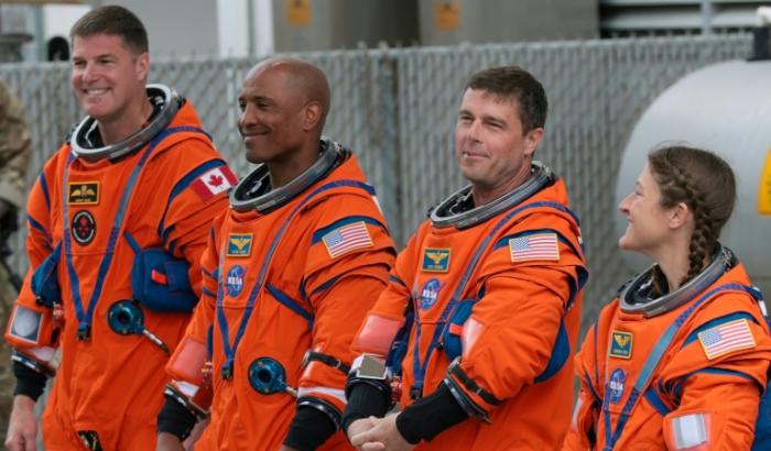 Die Astronauten der Mondmission Artemis 2 haben einen Tag nach ihrem Start die Erdumlaufbahn verlassen und fliegen nun Richtung Mond. Das Triebwerk der Orion-Kapsel katapultierte die Astronauten mit einem fast sechsminütigen Schub auf die Flugbahn.