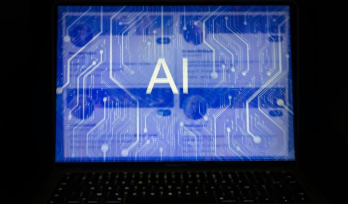 Les HBM (High Bandwidth Memory, ou mémoire à très haute bande passante) offrent une bande passante bien supérieure à celle des puces mémoire conventionnelles, un avantage crucial pour l'entraînement et l'exécution des modèles d'IA