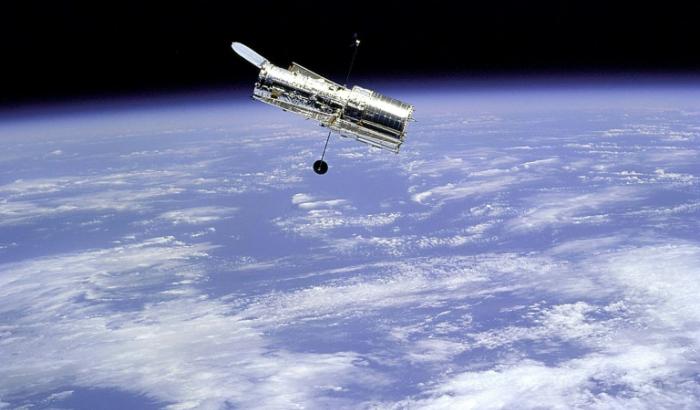 Image fournie par la Nasa du télescope spatial Hubble vu depuis la navette Discovery, le 24 avril 1990