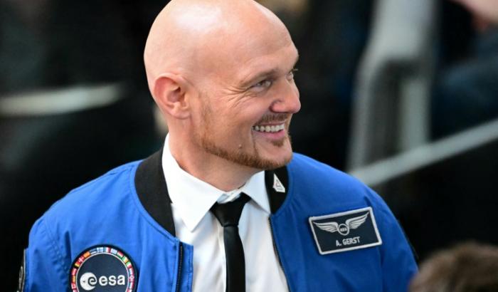 Baden-Württembergs Ministerpräsident Winfried Kretschmann (Grüne) hat den Astronauten Alexander Gerst mit dem Ehrentitel Professor ausgezeichnet. "Sie begeistern für Wissenschaft, für Raumfahrt, für Natur und Technik", erklärte er in Stuttgart.