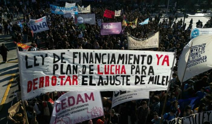 Zehntausende Menschen haben in der argentinischen Hauptstadt Buenos Aires gegen die Kürzung öffentlicher Gelder für staatliche Universitäten demonstriert. Es war der vierte derartige Großprotest seit dem Amtsantritt von Präsident Milei Ende 2023.