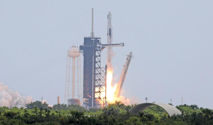 La capsule Crew Dragon, juchée sur la fusée Falcon 9 de SpaceX, décolle du centre spatial Kennedy en Floride, le 1er août 2025