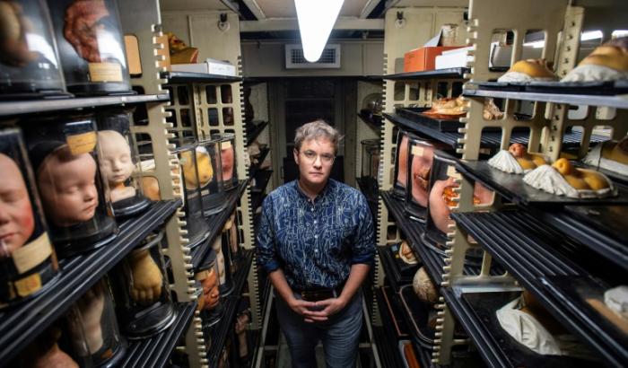 La nouvelle codirectrice Sara Ray au milieu des rayons des archives du Mütter Museum de Philadelphie, le 20 août 2025 en Pennsylvanie