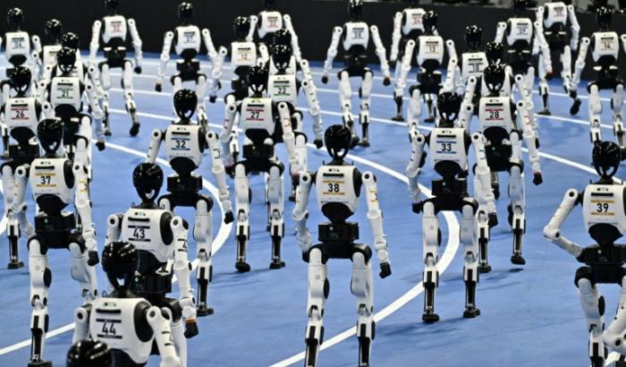 Bei den Weltmeisterschaften im humanoiden Robotersport in Chinas Hauptstadt Peking haben am Wochenende humanoide Roboter eine Reihe menschlicher Rekorde gebrochen und damit Chinas Dominanz in der Branche demonstriert.
