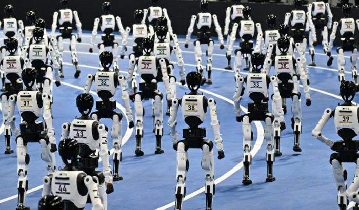 Des robots humanoïdes recueillis après l'ouverture des World Humanoid Robot Games à Pékin le 22 août 2026