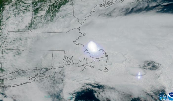 Ein auf die Erde zusteuernder Meteorit ist über dem Nordosten der USA explodiert. Der Vorfall löste laute Knallgeräusche aus. Die bei der Detonation freigesetzte Energie wurde von Experten auf etwa 300 Tonnen TNT geschätzt.