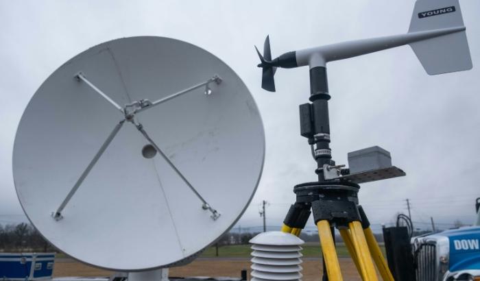 Un radar et une station météorologique lors d'une campagne de la NOAA visant à étudier les tornades, à Memphis, le 8 février 2023 dans le Tennessee