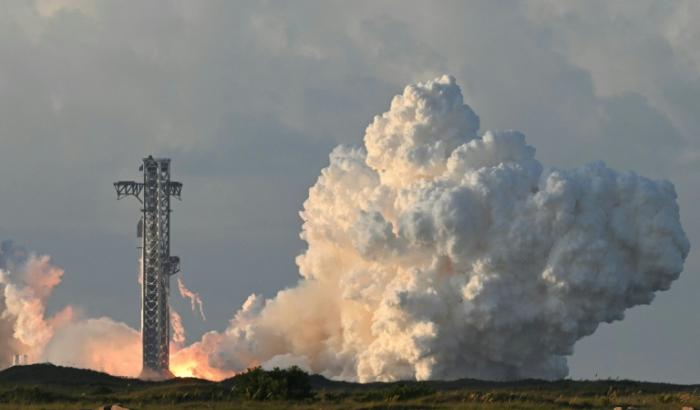 Eine Starship-Rakete des privaten US-Raumfahrtunternehmens SpaceX ist erstmals zu einem Flug auf einer Erdumlaufbahn gestartet. Die Riesenrakete hob am Montag vom Weltraumbahnhof Starbase in Texas ab.