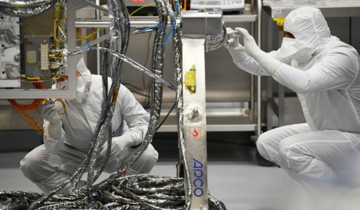 Des techiciens travaillent sur le rover Rosalind Franklin de la mission ExoMars, le 7 février 2019 à Stenevage, en Angleterre