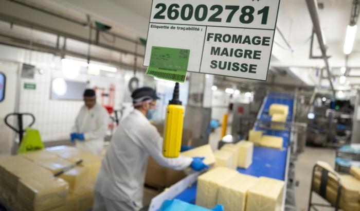 Des employés sur le site de production de La Vache qui rit à Lons-le-Saulnier dans le Jura le 6 octobre 2026