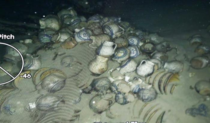 Un écran diffuse en direct des images de l'épave du Camara 4 et de sa cargaison, transmises par le ROV C 4000, lors d'une mission archéologique depuis la passerelle du BSAA Jason, au large de Ramatuelle, dans le Var, le 7 avril 2026